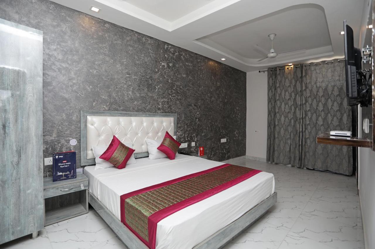 Oyo 12673 The Diplomat Inn Delhi  Exterior photo