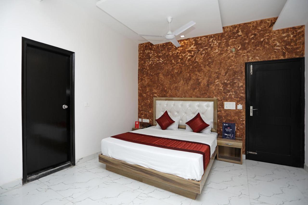 Oyo 12673 The Diplomat Inn Delhi  Exterior photo
